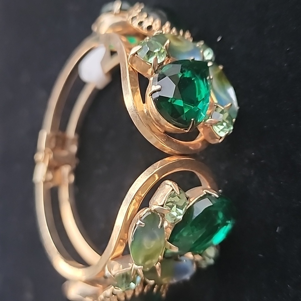 Elegant Green and Gold Vintage Women's Bracelet